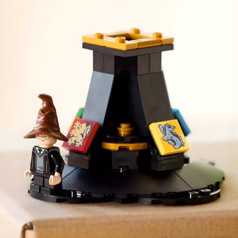 LEGO Harry Potter Konuşan Seçmen Şapka 76429 - Yetişkin Harry Potter Hayranları için Koleksiyonluk Yaratıcı Model Yapım Seti (561 Parça)