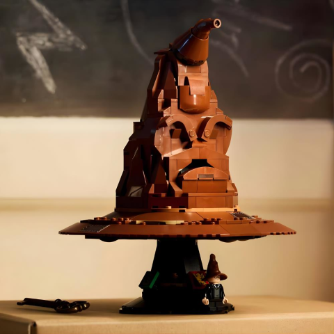 LEGO Harry Potter Konuşan Seçmen Şapka 76429 - Yetişkin Harry Potter Hayranları için Koleksiyonluk Yaratıcı Model Yapım Seti (561 Parça)
