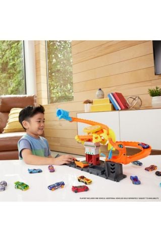 Hot Wheels Pizza Slam Cobra Saldırısı, Rastgeleleştiricili Yılan Kuyruğu Spiral Pisti, 1:64 Ölçekli 1 Araç