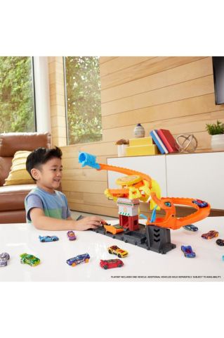 Hot Wheels Pizza Slam Cobra Saldırısı, Rastgeleleştiricili Yılan Kuyruğu Spiral Pisti, 1:64 Ölçekli 1 Araç