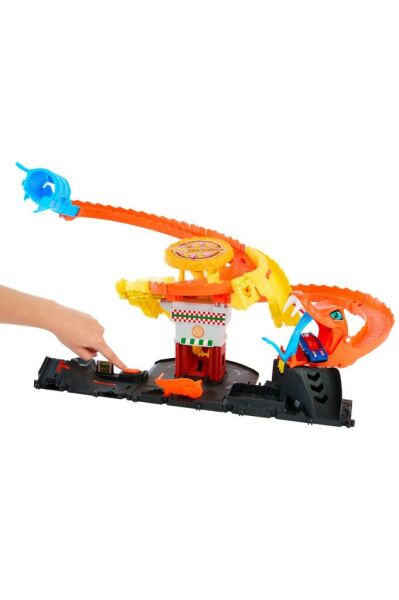 Hot Wheels Pizza Slam Cobra Attack , Snake Tail Spiral Track with Randomizer, 1 Vehicle in 1:64 Scale