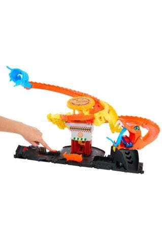 Hot Wheels Pizza Slam Cobra Saldırısı, Rastgeleleştiricili Yılan Kuyruğu Spiral Pisti, 1:64 Ölçekli 1 Araç
