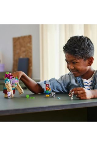 LEGO ® Minecraft Legends® Yiyici Karşılaşması 21257 (420 Parça)