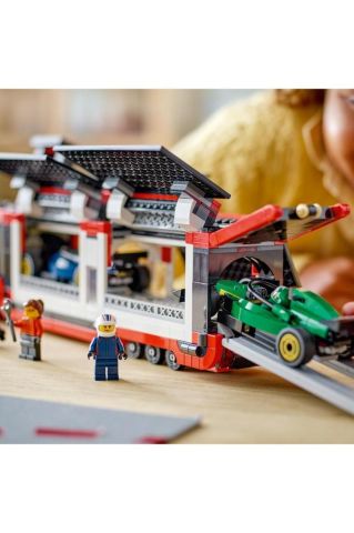 RB20 ve AMR24 F1® Arabalı F1® Kamyonu 60445 - 8 Yaş ve Üzeri Oyuncak Yapım Seti (1086)