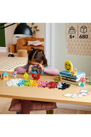 LEGO ® Classic Yaratıcı Mutlu Kutu 11042 - 5 Yaş ve Üzeri Oyuncak Yapım Seti (680 Parça)