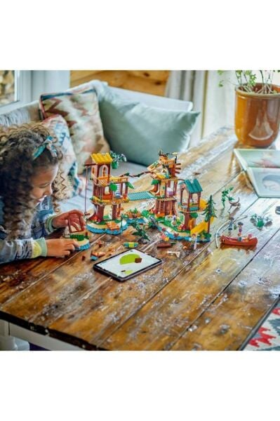 LEGO Friends Macera Kampı Ağaç Ev 42631 - 8 Yaş ve Üzeri Çocuklar için Leo, Aliya, Jamila ve