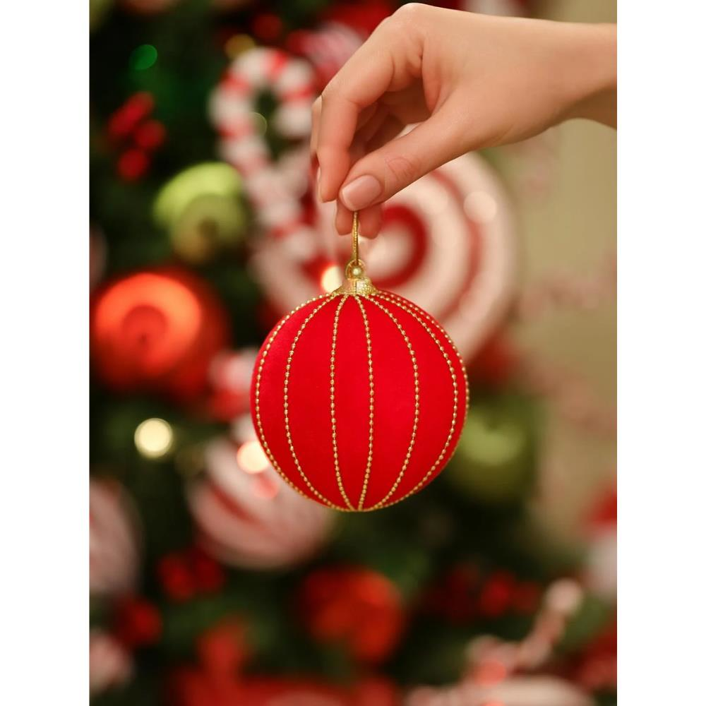 Kadife Yılbaşı Topu – Altın Boncuk Detaylı Çam Ağacı Süsü Kırmızı 10 cm 2'li
