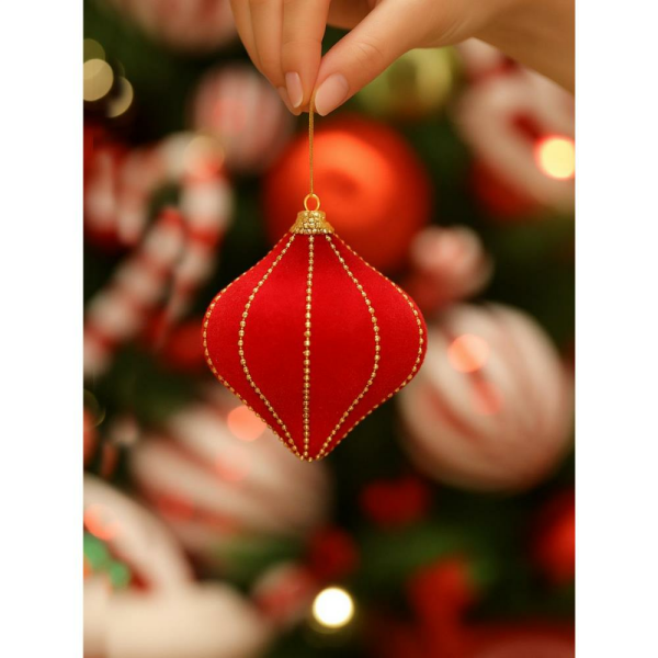 Kadife Yılbaşı Topu – Altın Boncuk Detaylı Damla Çam Ağacı Süsü Kırmızı 8 cm 3'lü