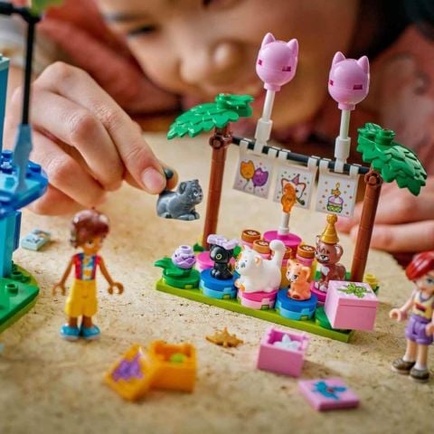LEGO Friends Kedi Doğum Günü Partisi ve Ağaç Ev 42666 - 6 Yaş ve Üzeri Çocuklar için Yaratıcı Oyuncak Yapım Seti (321 Parça)