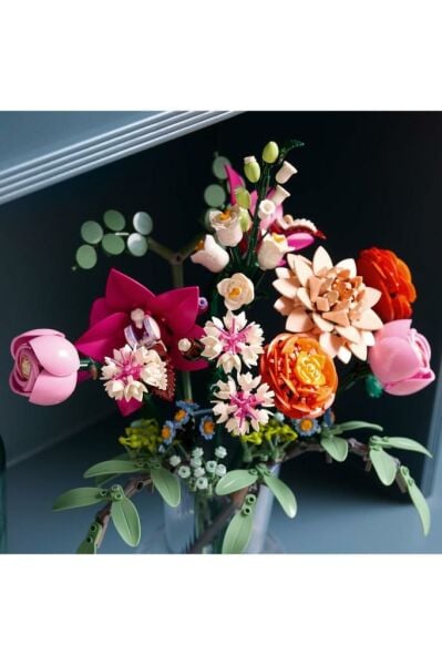 LEGO ® Botanicals Pembe Çiçek Buketi 10342 - Yetişkinler için Dekoratif Çiçek Yapım Seti (749 Parça)