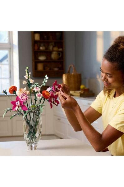 LEGO ® Botanicals Pembe Çiçek Buketi 10342 - Yetişkinler için Dekoratif Çiçek Yapım Seti (749 Parça)