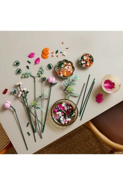 LEGO ® Botanicals Pembe Çiçek Buketi 10342 - Yetişkinler için Dekoratif Çiçek Yapım Seti (749 Parça)