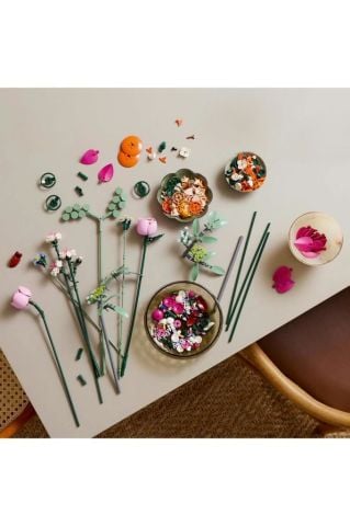 LEGO ® Botanicals Pembe Çiçek Buketi 10342 - Yetişkinler için Dekoratif Çiçek Yapım Seti (749 Parça)