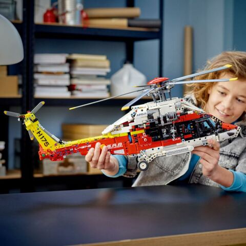 LEGO Technic Airbus H175 Kurtarma Helikopteri 42145 -  Oyuncak Yapım Seti (2001 Parça)