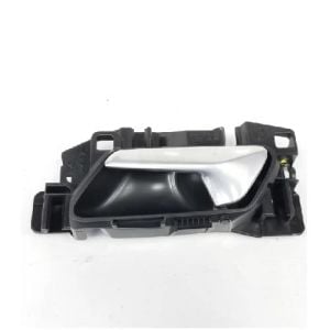 ÖN-ARKA KAPI İÇ AÇMA KOLU SOL C4 (C41)-C4-C4 X (C43) 2020- 308 2013-2019 208 (P21E)-2008 (P24E)-308 (P5)-508 (R8)-5008 (P87E)-408 (P54) 2019- 98201553VV