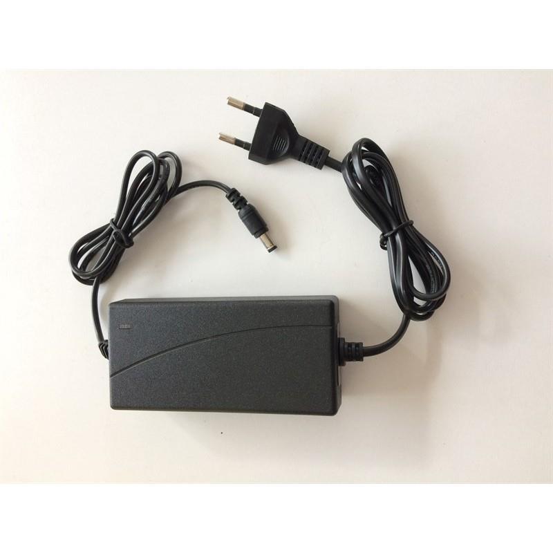 Üniversal Güç Adaptörü 12V 2A