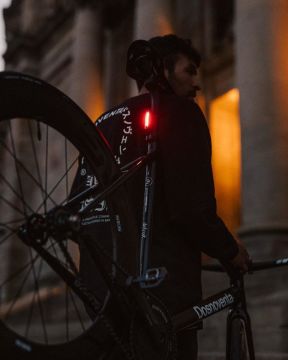 Knog Plus 20 Lümen Şarjlı Arka Lamba Siyah