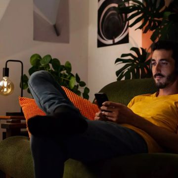 LEDVANCE 8 Watt A60 Akıllı LED Ampul - Sarı Işık (2700K) [Bluetooth Smart + Classıc A60 6W/827]