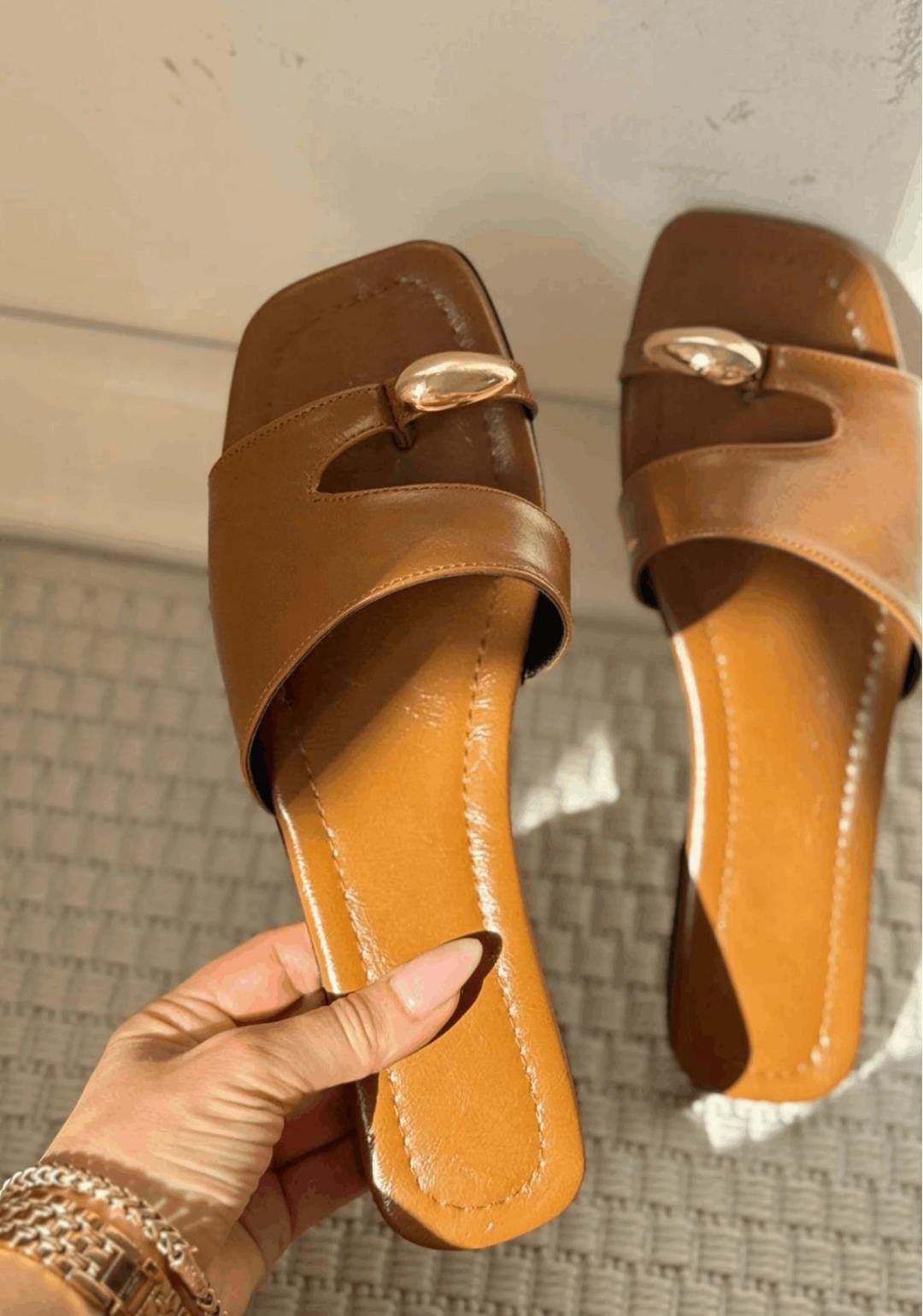 Leona camel terlik
