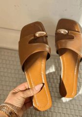 Leona camel terlik