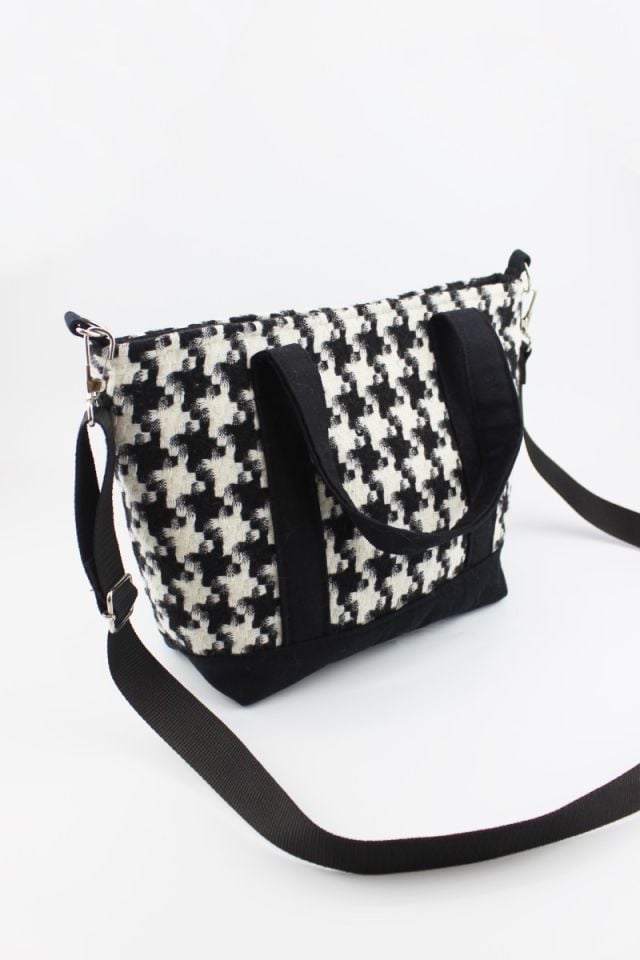 Kazayağı Desenli Kanvas Siyah Çıtçıt Kapamalı Kadın El, Kol ve Omuz Çantası 29x22x11 Cm