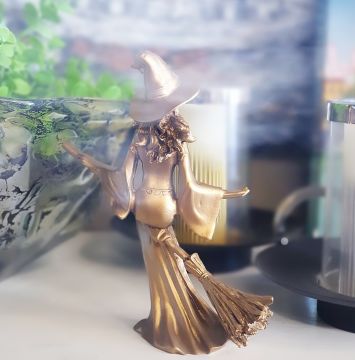 Süpürgeli Tatlı Cadı Biblo Altın 20cm