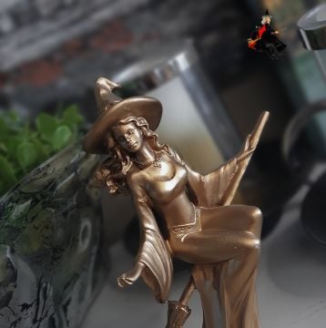 Süpürgeli Tatlı Cadı Biblo Altın 20cm