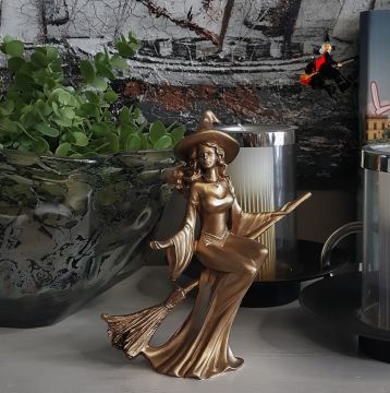 Süpürgeli Tatlı Cadı Biblo Altın 20cm