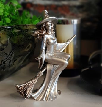 Süpürgeli Tatlı Cadı Biblo Gümüş 20cm