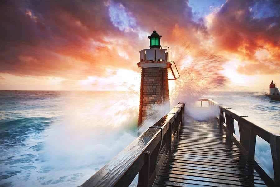 Fırtınalı Deniz ve Deniz Feneri Duvar Kağıdı