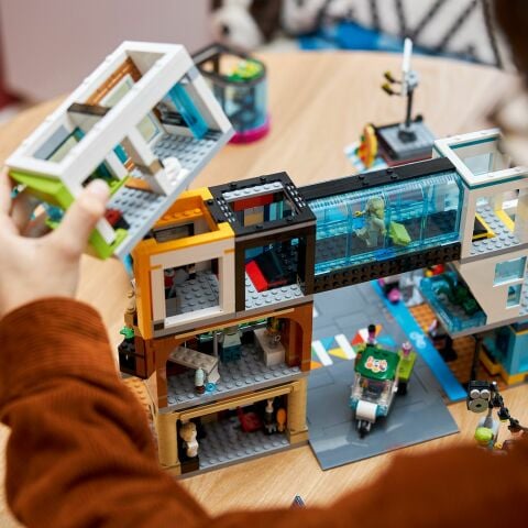 LEGO® City Şehir Merkezi 60380 Oyuncak Yapım Seti (2010 Parça)