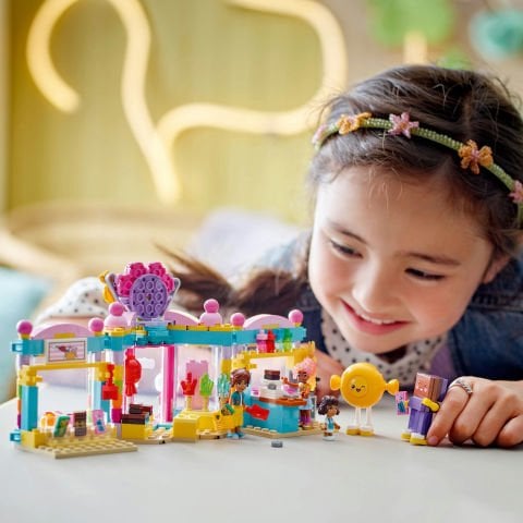 LEGO® Friends Heartlake City Şekerci Dükkanı Rol Yapma Oyun Seti 42649