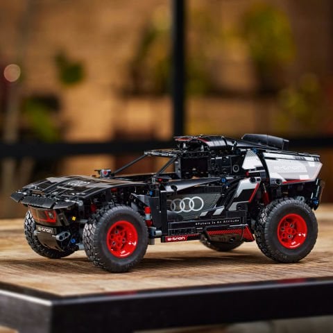 LEGO® Technic Audi RS Q e-tron 42160 Oyuncak Yapım Seti (914 Parça)