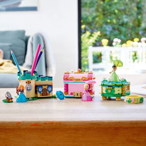 LEGO® ǀ Disney Aurora, Merida ve Tiana’nın Büyülü Eserleri Yapım Seti 43203 - 6 Yaş ve Üzeri Çocuklar için Mücevher Kutusu Seti (558 Parça)