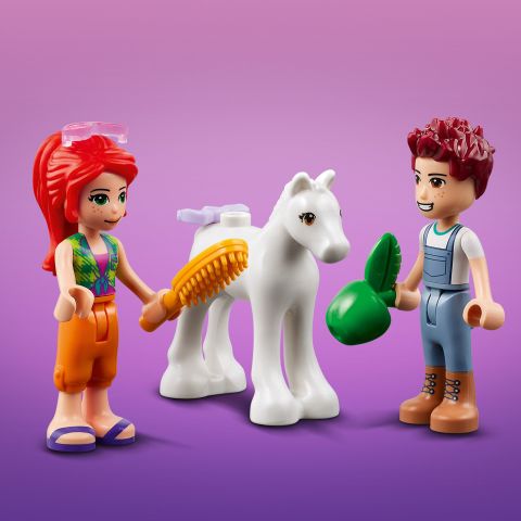 LEGO® Friends Midilli Yıkama Ahırı 41696 - 4 Yaş ve Üzeri için bir Midilli, Mia ve Daniel Mini Bebekleri İçeren Oyuncak Yapım Seti (60 Parça)