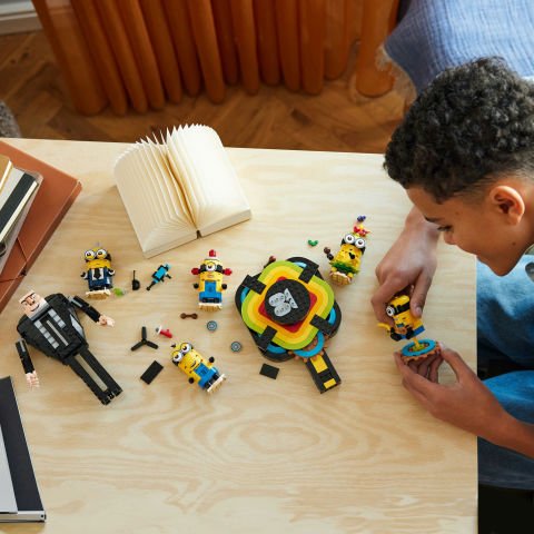 LEGO® Despicable Me 4 Yapım Parçalarından Gru ve Minyonlar Seti 75582