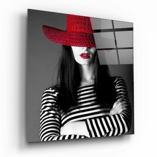 Kırmızı Şapkalı ve Kırmızı Rujlu Kadın Cam Tablo