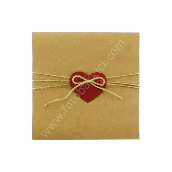 Kırmızı Kalpli ve İpli Kraft Zarf 15x15 cm