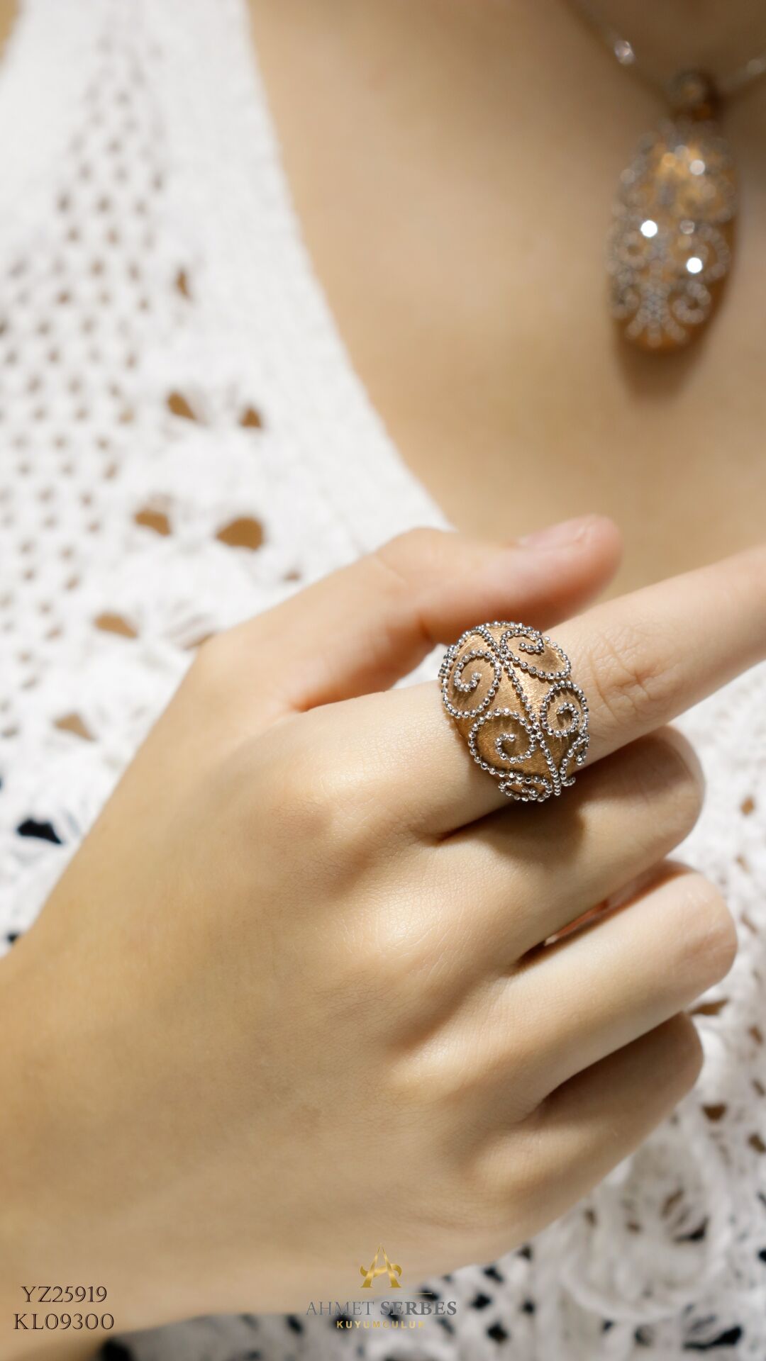 Oval İşlemeli Rose Yüzük
