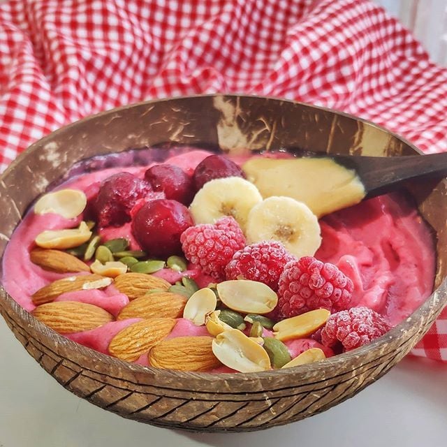 Kırmızı Meyveli Smoothie Bowl