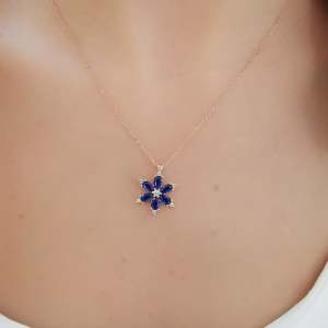 Safir Taşlı Gümüş Lotus Çiçeği Kolye