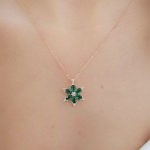 Zümrüt Taşlı Gümüş Lotus Çiçeği Kolye