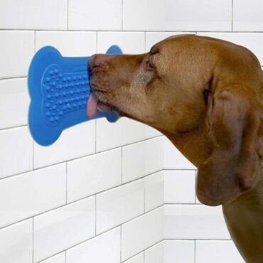 Köpeğiniz banyo yaparken, muayene olurken, taranırken ya da evinize misafir geldiğinde, bazen onu meşgul etmek istersiniz. Köpeğinizi Lick-Mat ile rahatça oyalayabilirsiniz!