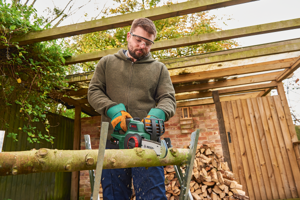 BOSCH Universal Chain Akülü Motorlu Zincirli Testere 18 Volt