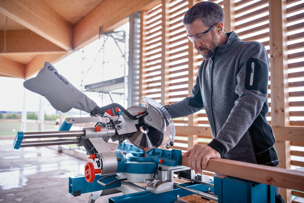 BOSCH GCM 18V-254 D Akülü Kızaklı Gönye Kesme Makinası 254 mm (Akü ve Şarj Aleti Hariç)