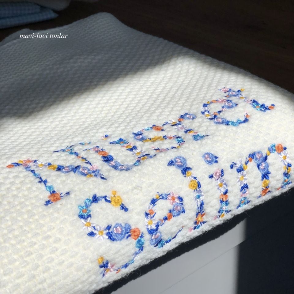 Çiçek Nakışlı Yumoş Battaniye