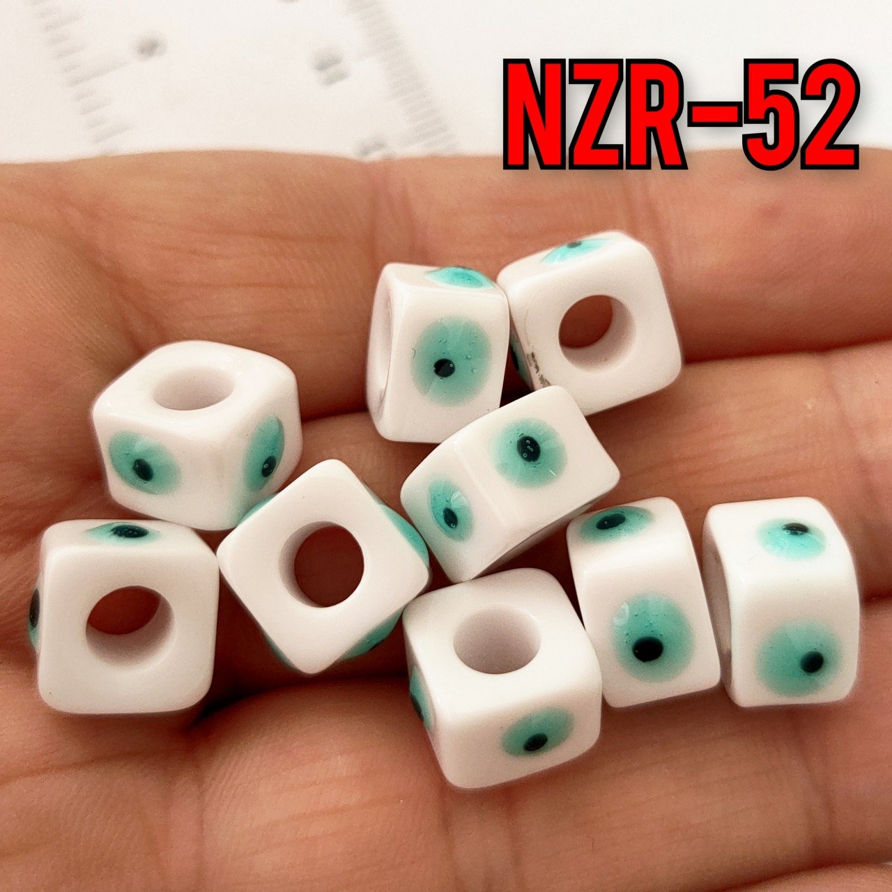 NZR-52 Mineli Gözlü Beyaz Akrilik Küp Boncuk  10*7.5 mm