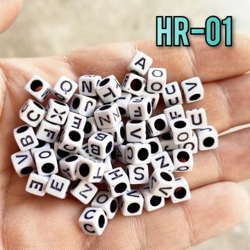HR-01 Beyaz Küp Siyah Yazılı Karışık Plastik Harf Boncuk 6 mm