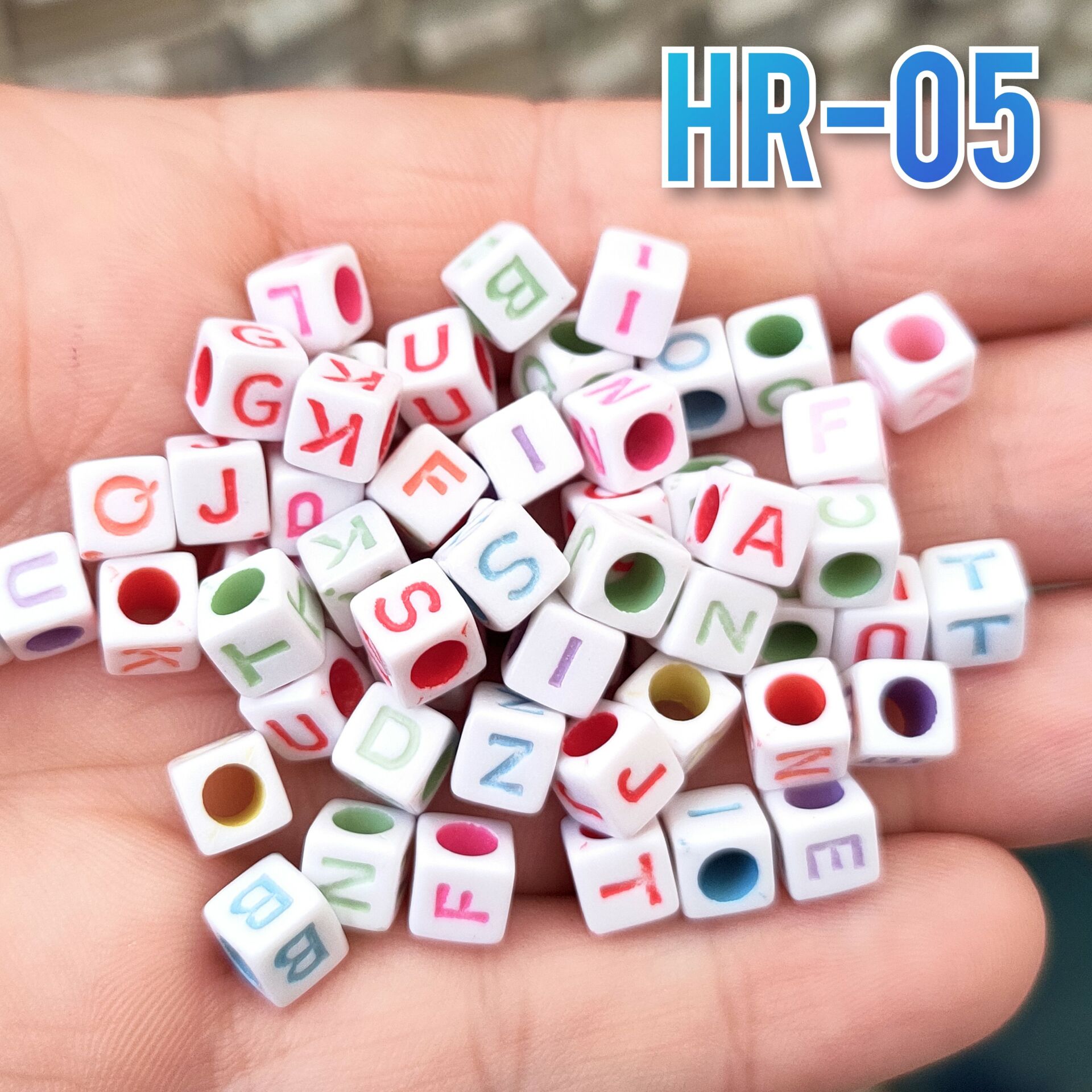 HR-05 Beyaz Küp Soft Karışık Renk Yazılı Karışık Plastik Harf Boncuk 6 mm