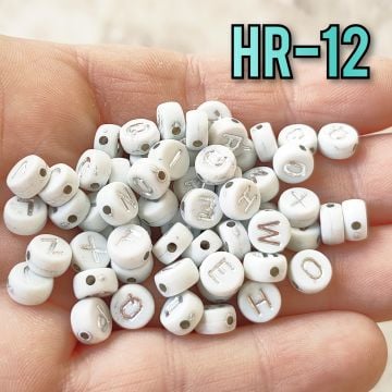 HR-12 Beyaz Üzeri Gümüş Renkli Yazılı Plastik Yassı Harf Boncuk 7 mm